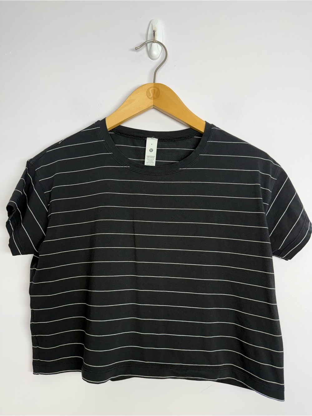 26: Lululemon Cates Tee Short Serve Stripe Black White Size 4
